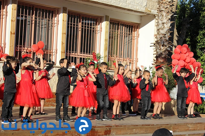 بستان العمرية في مدرسة المستقبل يحتفل بعيد الأم